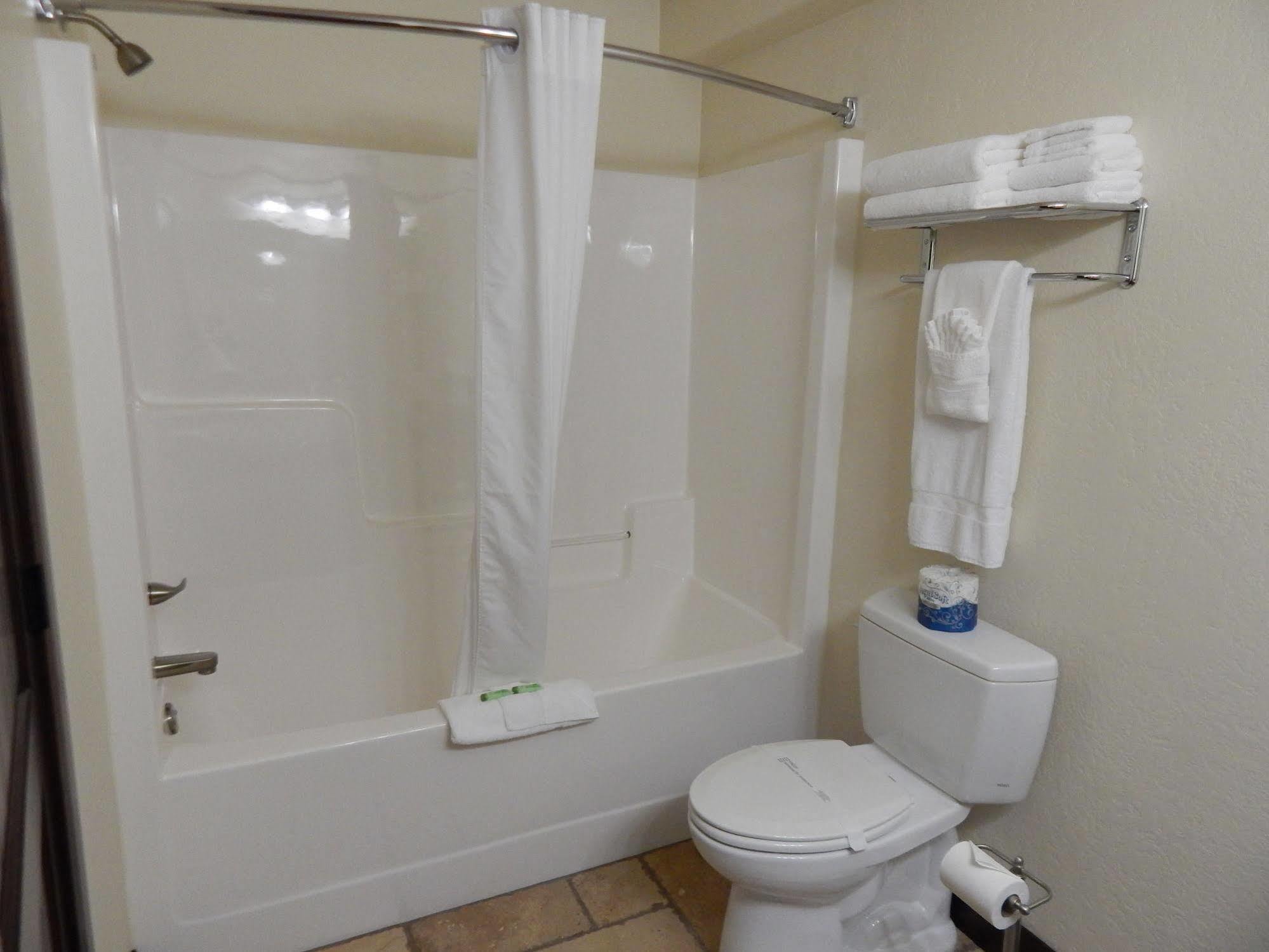 Winterton Suites Williston Buitenkant foto